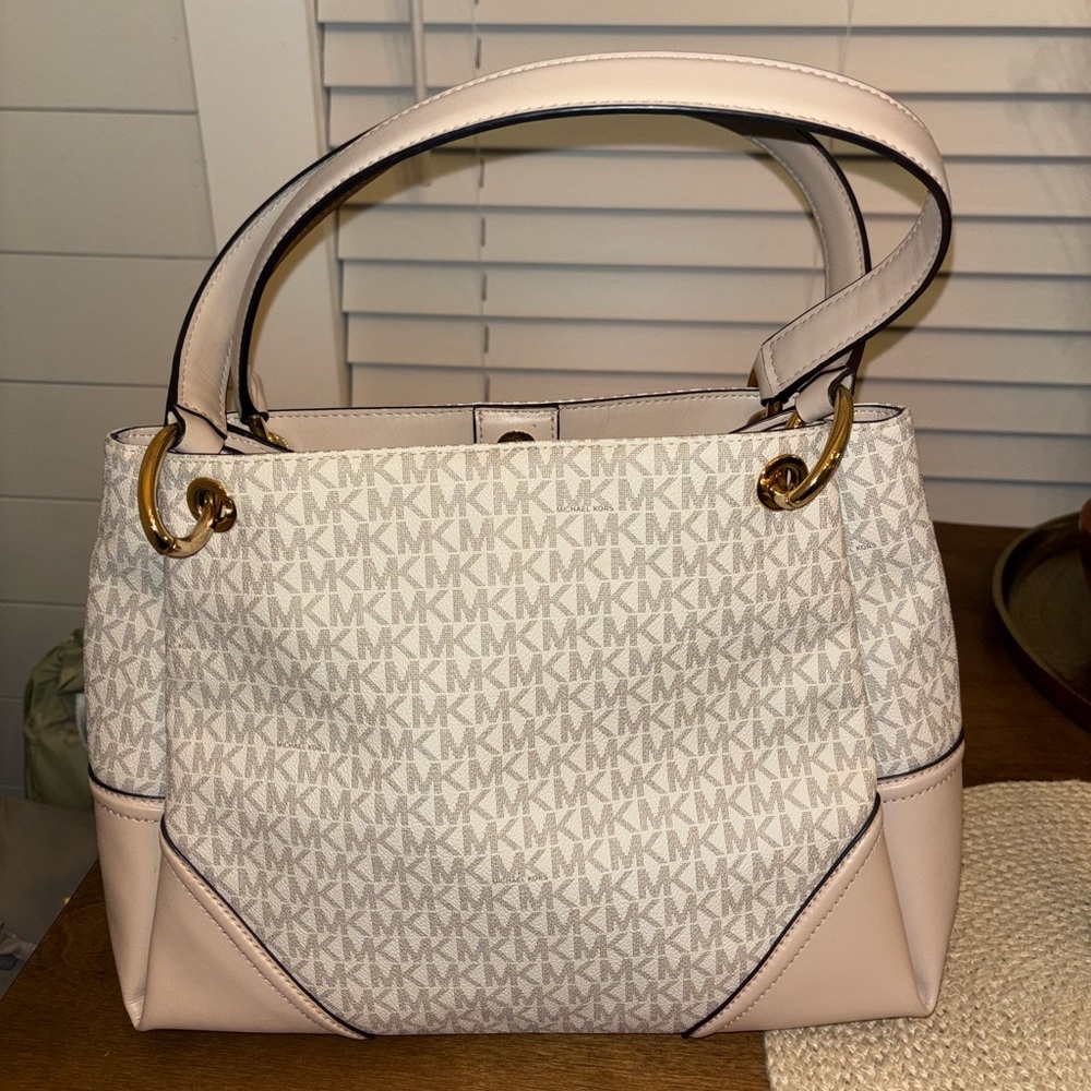 Michael Kors Beige and White Shoulder Bag - Picture 2 of 6